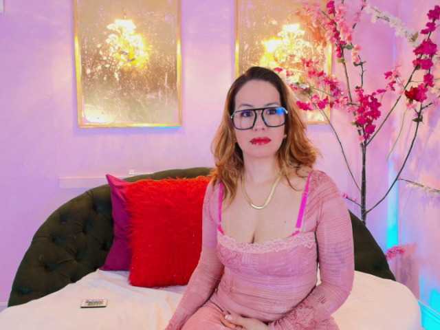 SCARLETTE04's BongaCams show and profile
