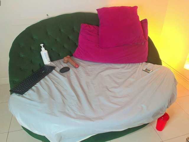 SCARLETTE04's BongaCams show and profile