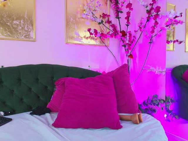 SCARLETTE04's BongaCams show and profile