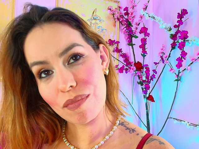 SCARLETTE04's BongaCams show and profile