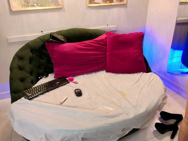 SCARLETTE04's BongaCams show and profile