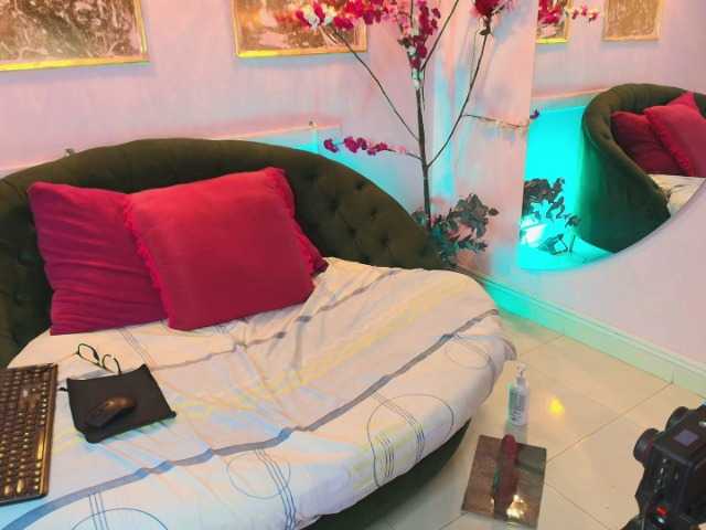 SCARLETTE04's BongaCams show and profile