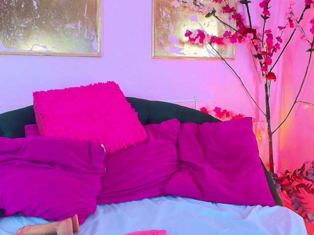 SCARLETTE04's BongaCams show and profile