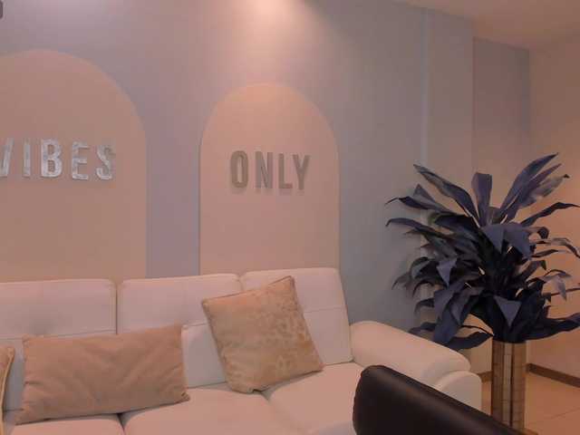 MaiaCollins1's BongaCams show and profile