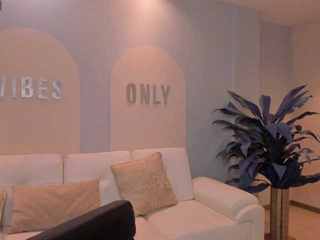 MaiaCollins1's BongaCams show and profile