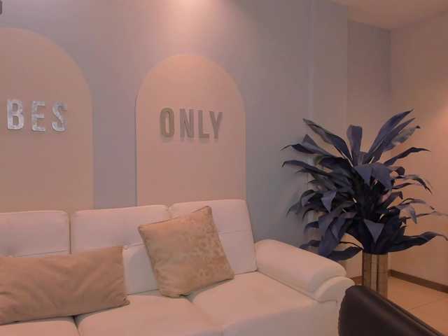 MaiaCollins1's BongaCams show and profile