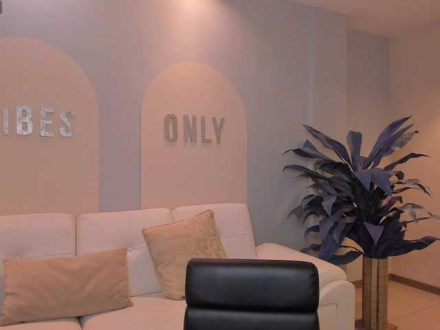 MaiaCollins1's BongaCams show and profile