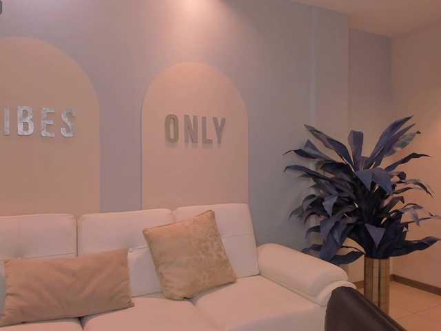 MaiaCollins1's BongaCams show and profile