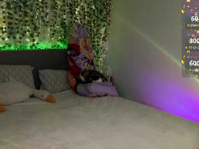 RedVelveten's BongaCams show and profile