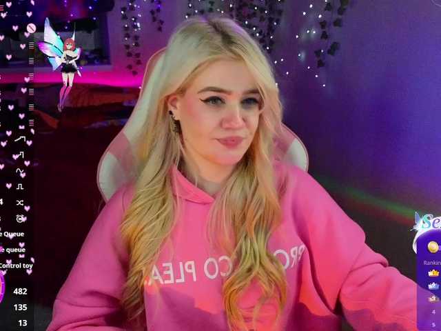 RedVelveten's BongaCams show and profile