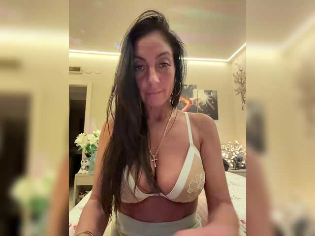 le modèle IrinkaGata est en webcam porno dans un show sur le site bongacams, il possède les tags suivants: White/Caucasian,Brunette,Shaved