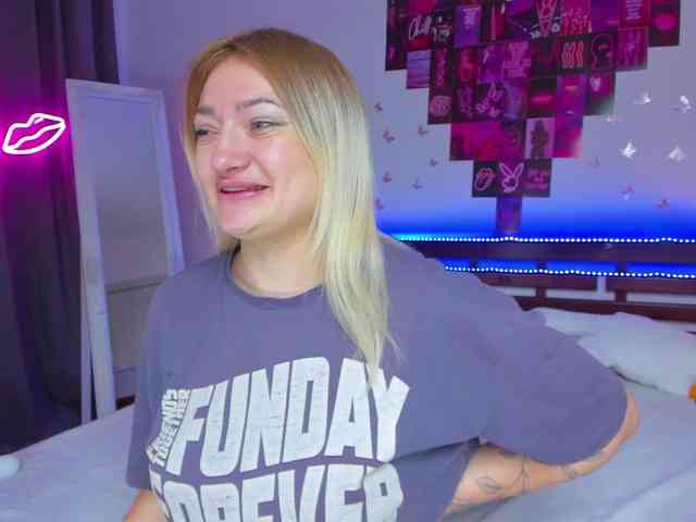 MikkiShows webcam