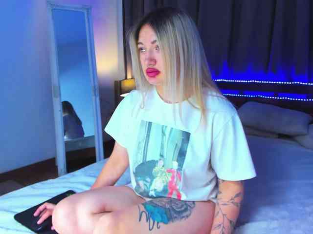 MikkiShows webcam