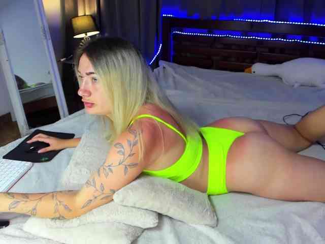 MikkiShows webcam