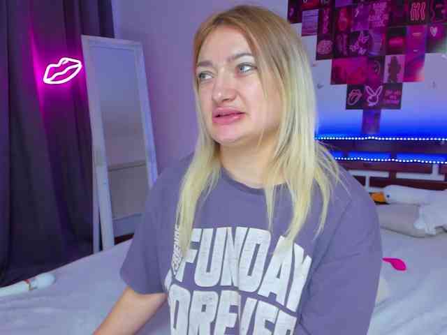 MikkiShows webcam