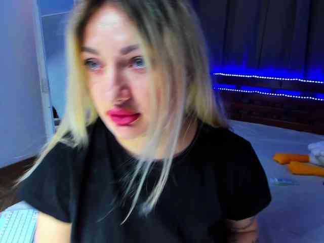 MikkiShows webcam