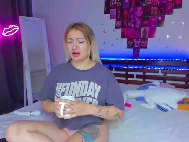 MikkiShows webcam