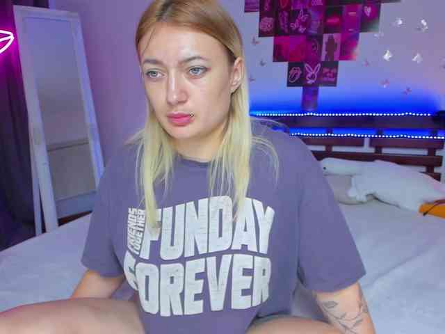 MikkiShows webcam