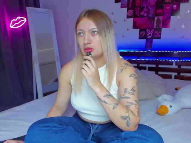 MikkiShows webcam