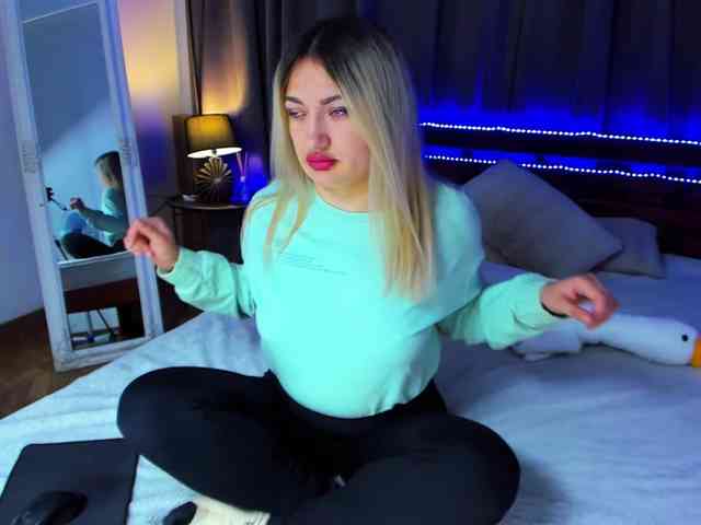 MikkiShows webcam