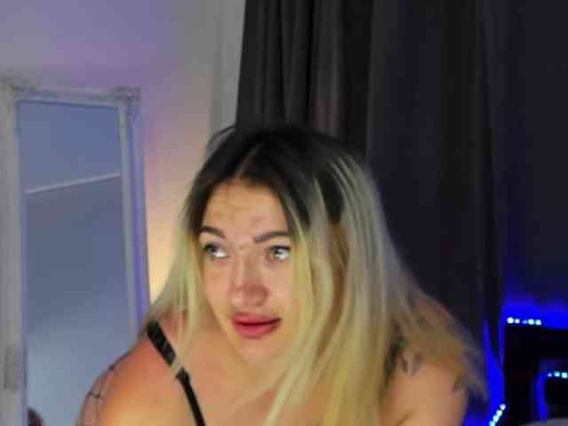 MikkiShows webcam