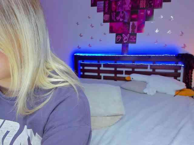 MikkiShows webcam