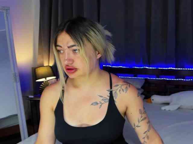 MikkiShows webcam