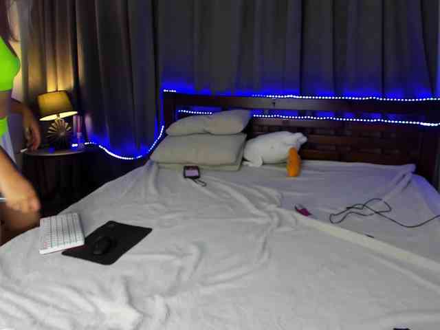 MikkiShows webcam
