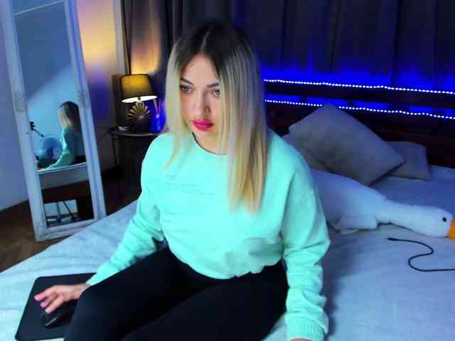 MikkiShows webcam