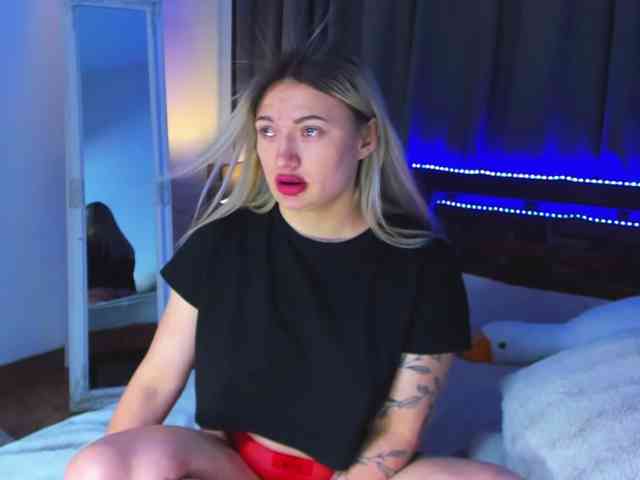 MikkiShows webcam