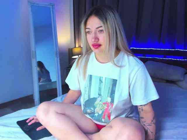 MikkiShows webcam