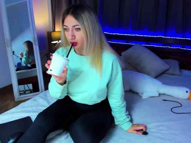 MikkiShows webcam
