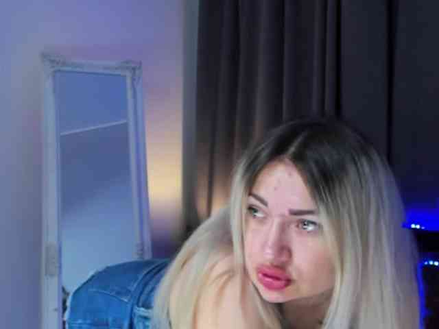 MikkiShows webcam