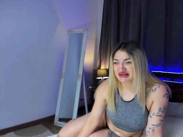 MikkiShows webcam