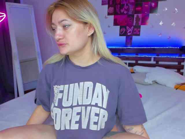 MikkiShows webcam