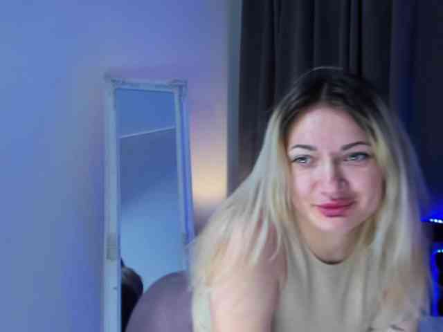 MikkiShows webcam