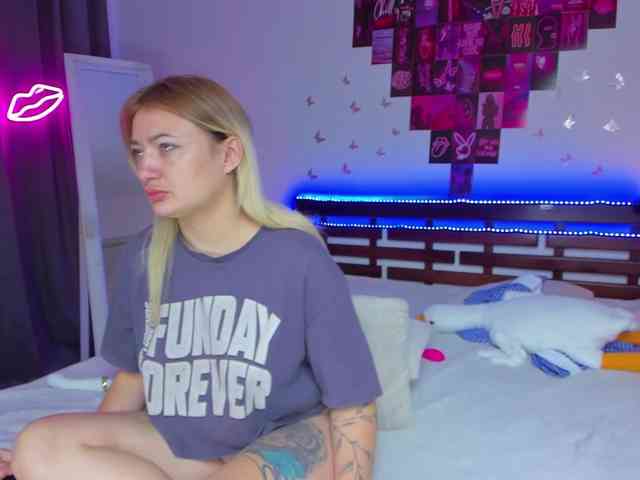 MikkiShows webcam