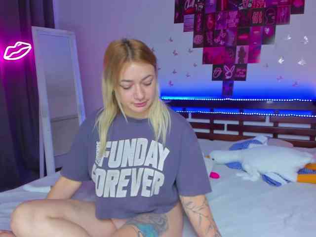 MikkiShows webcam