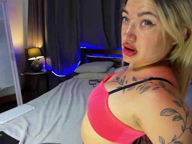 MikkiShows webcam