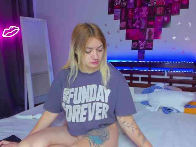 MikkiShows webcam