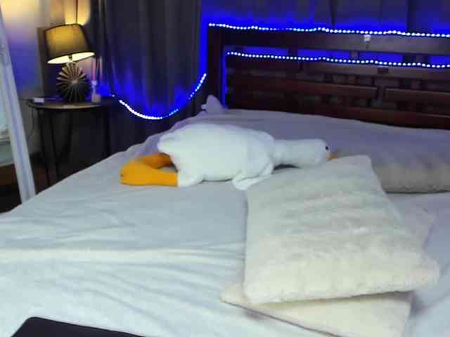 MikkiShows webcam