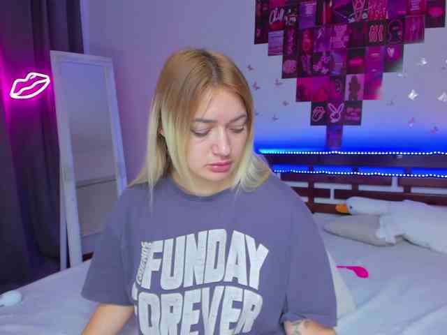 MikkiShows webcam
