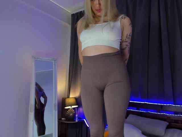 MikkiShows webcam