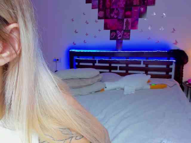 MikkiShows webcam