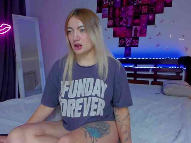 MikkiShows webcam