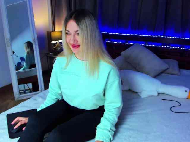 MikkiShows webcam