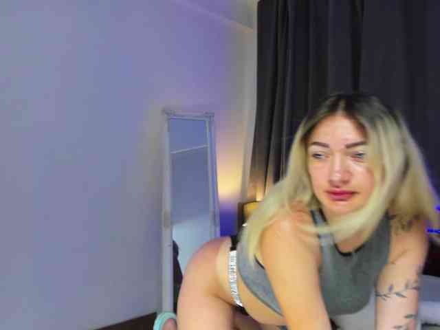 MikkiShows webcam