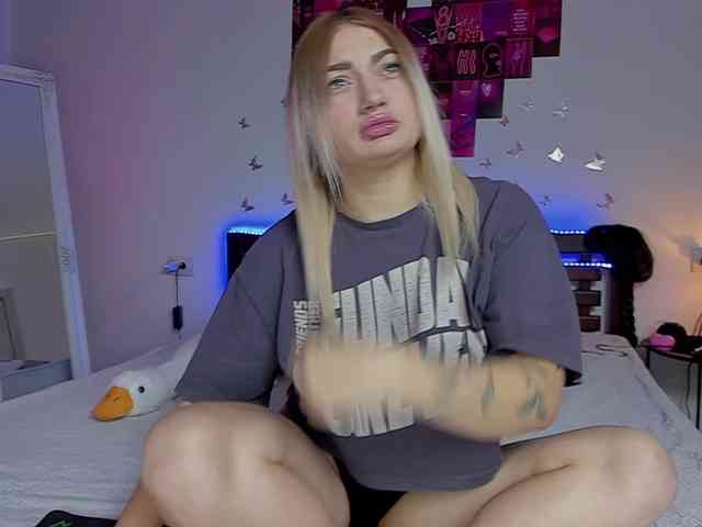 MikkiShows webcam