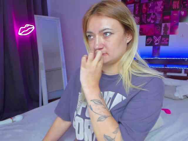 MikkiShows webcam