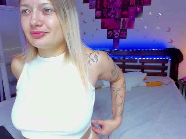 MikkiShows webcam